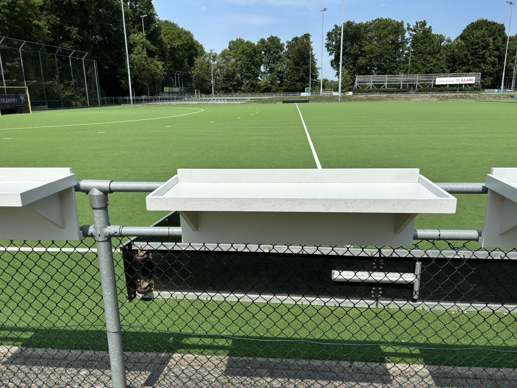 De Veldbar van achteren gezien met het speelveld erachter